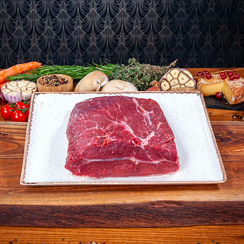 Un paleron de boeuf cru présenté dans une assiette