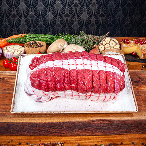 UN rosbeef cru présenté dans une assiette blanche
