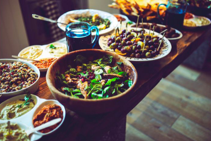 Une table avec des plats contenants des accompagnements pour la fête de l'aïd
