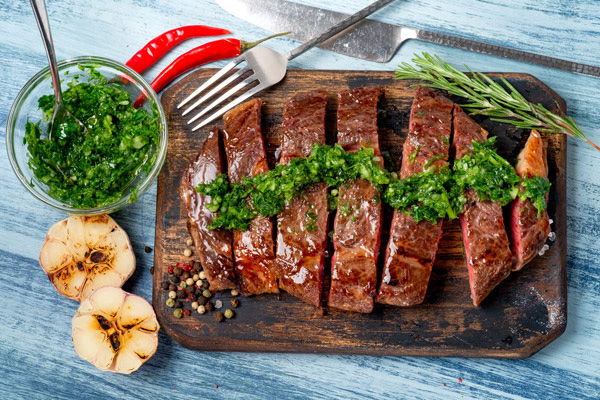 Une basse côte de boeuf grillée et découpée sur une planche en bois