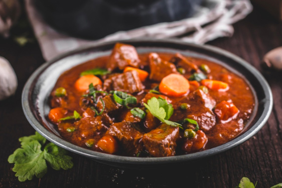 Un plat de boeuf carotte servi dans une assiette creuse