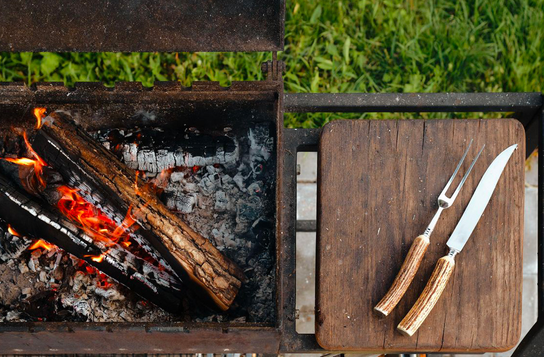 Des buches de bois à fumage pour un barbecue