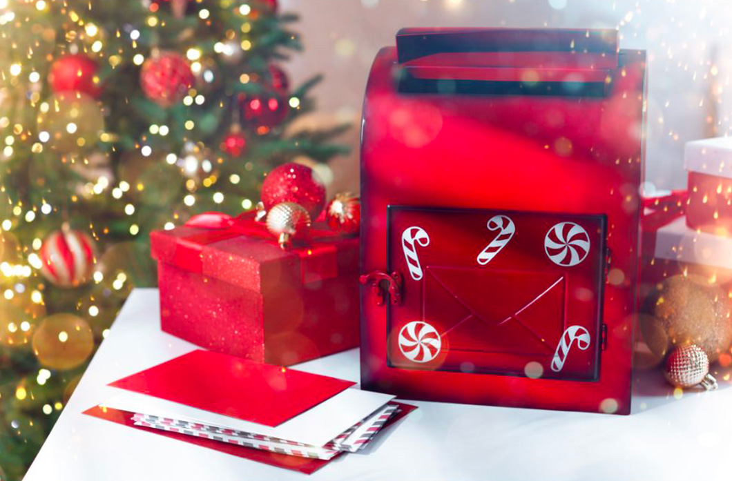 une carnet et une boîte aux lettres de noel sur une table décorée