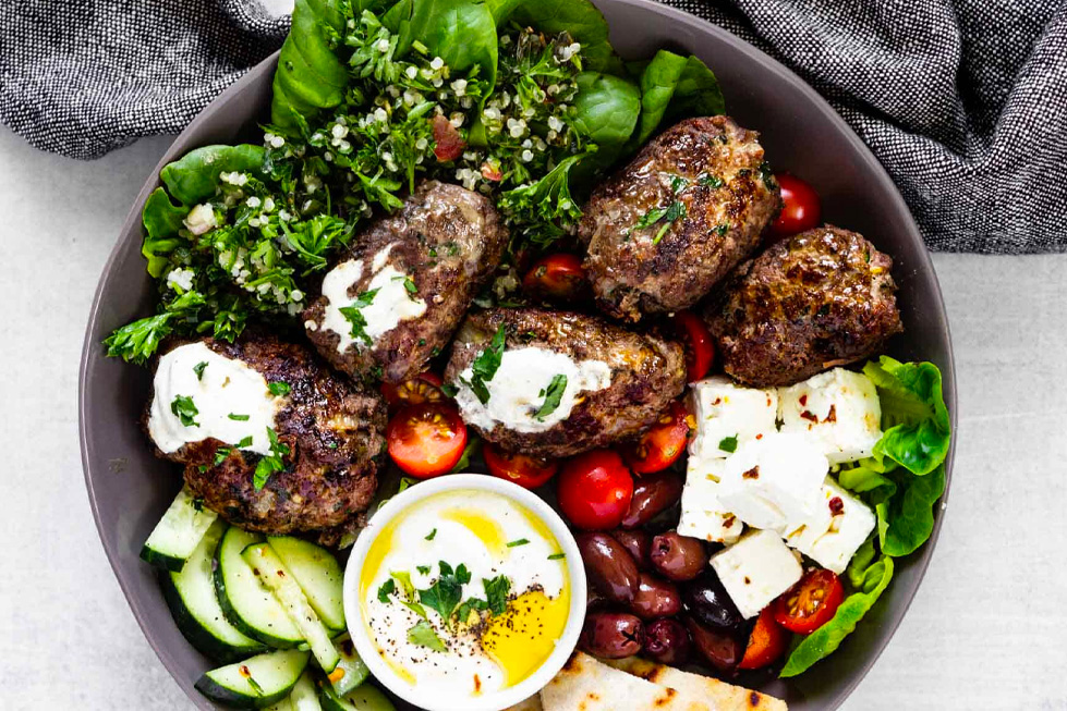Un bowl composé de kefta et de crudités