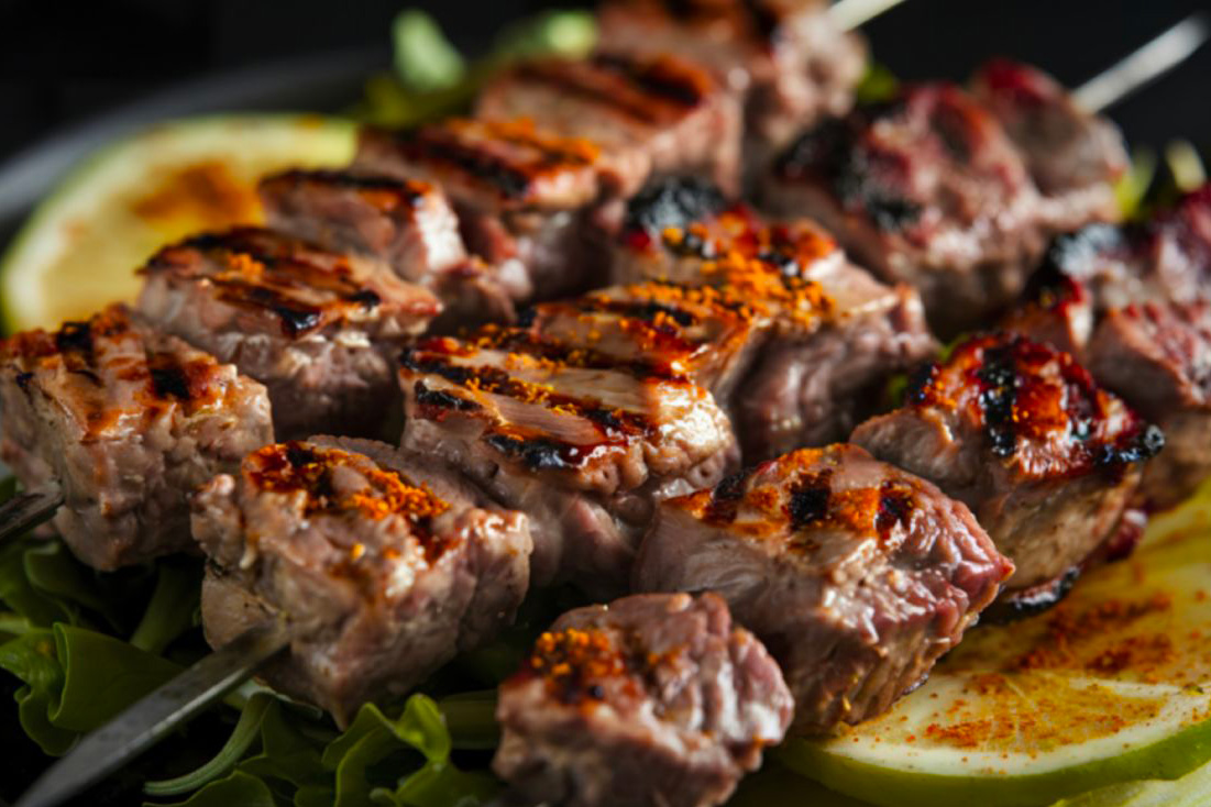 Des brochettes à la viande d'agneau cuites