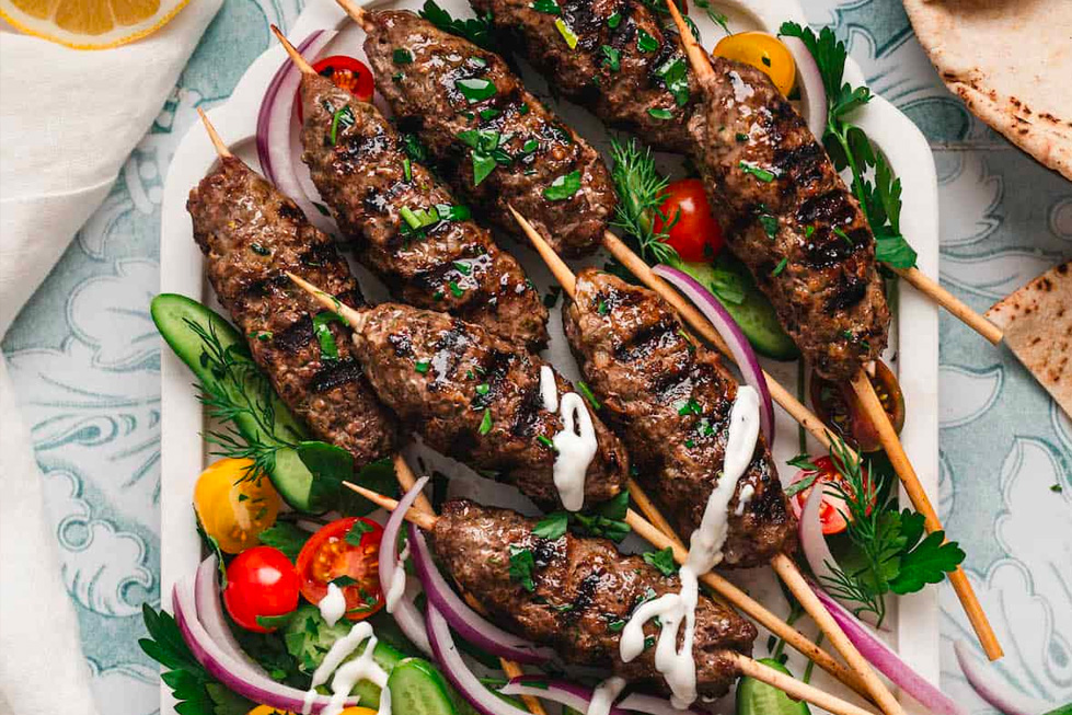 des brochettes de kefta de boeuf dans une assiette