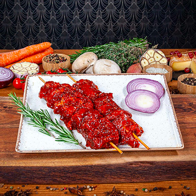 deux brochettes de boeuf marinées à l'échalote