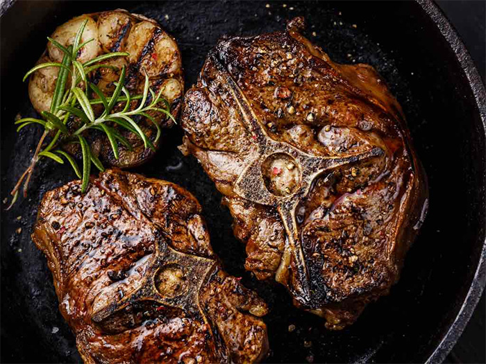 2 côtes de filet d'agneau grillée au barbecue