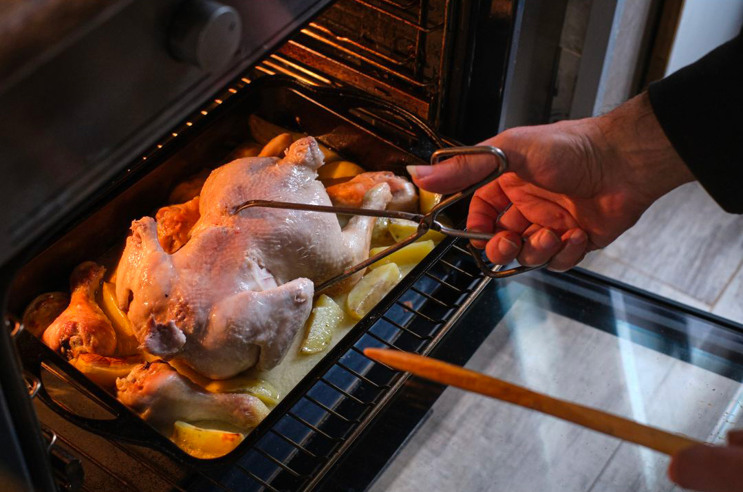 Un poulet dans un four