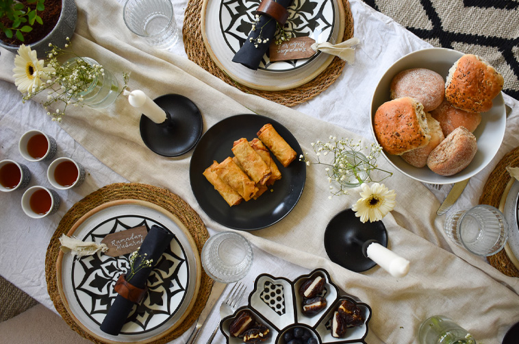 Une table du ramadan avec des boureks et pains orientaux
