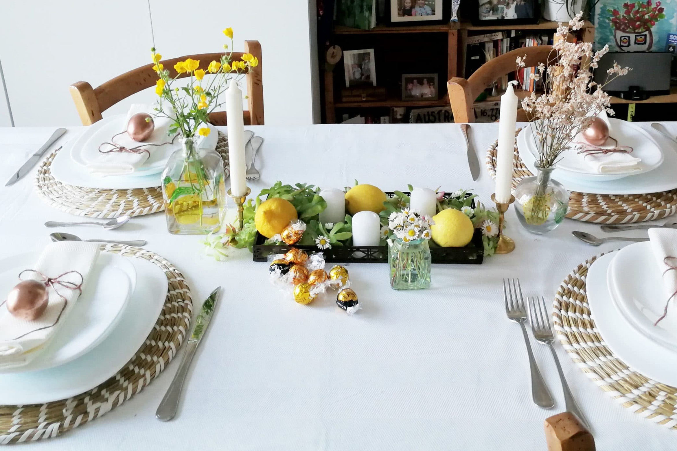 une table de pâques avec une nappe blanche