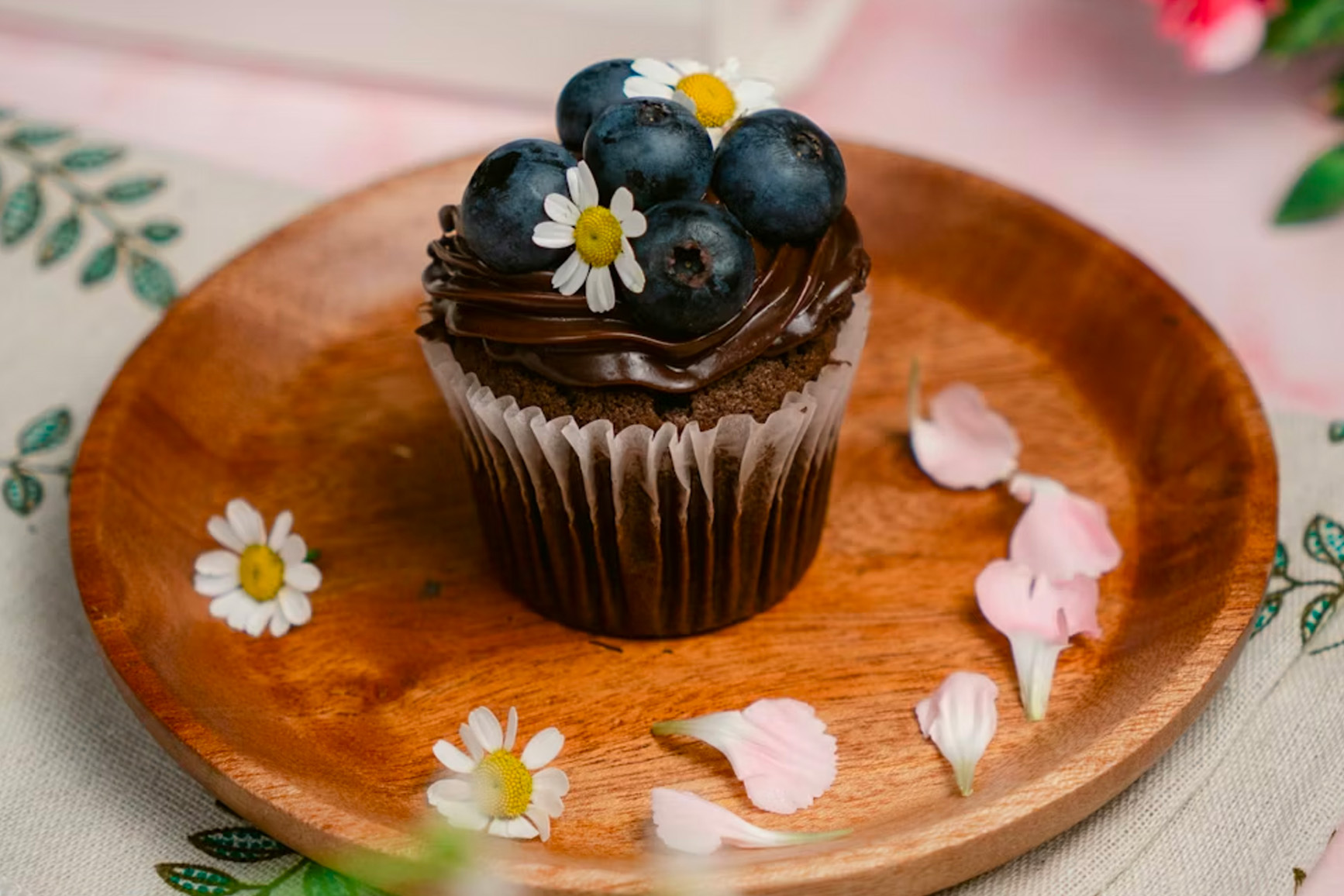 Un cupcake au chocolat avec des myrtilles sur le dessus