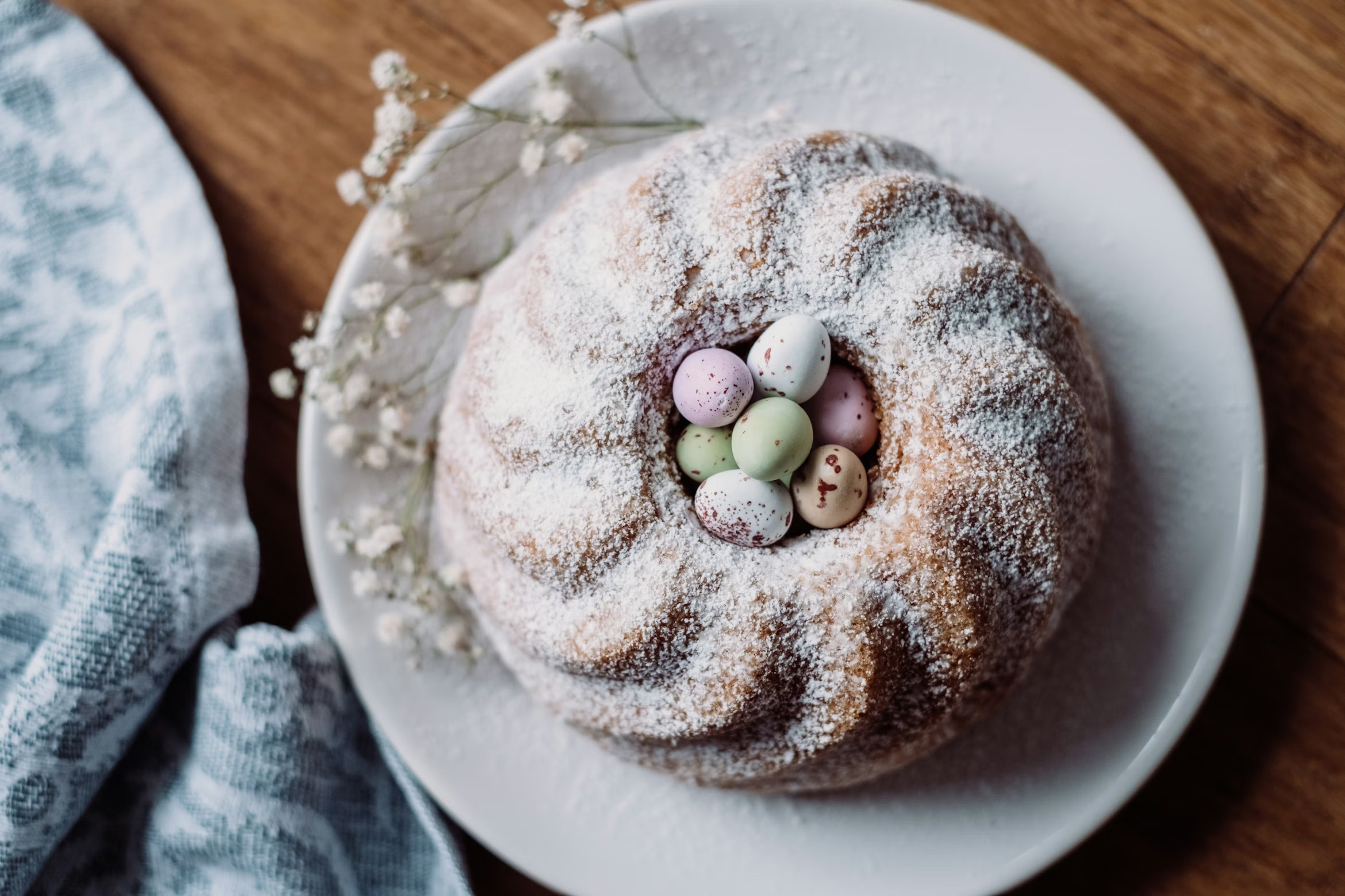 Une dessert en forme couronne avec des oeufs de pâques au centre