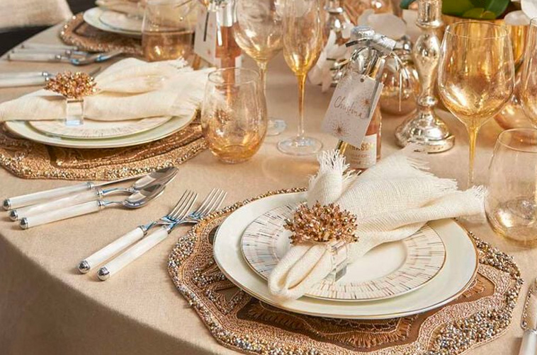 Une table du ramadan décorée aevec des serviettes blanches et dorées