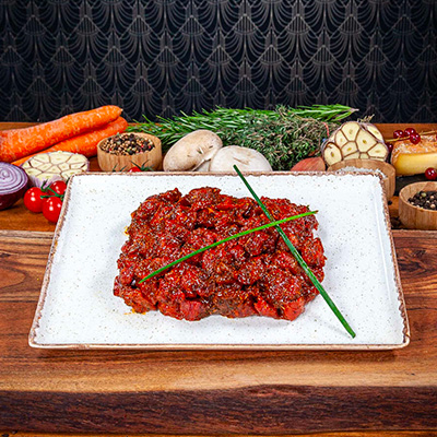 Des morceaux de boeuf coupés en cubes marinés