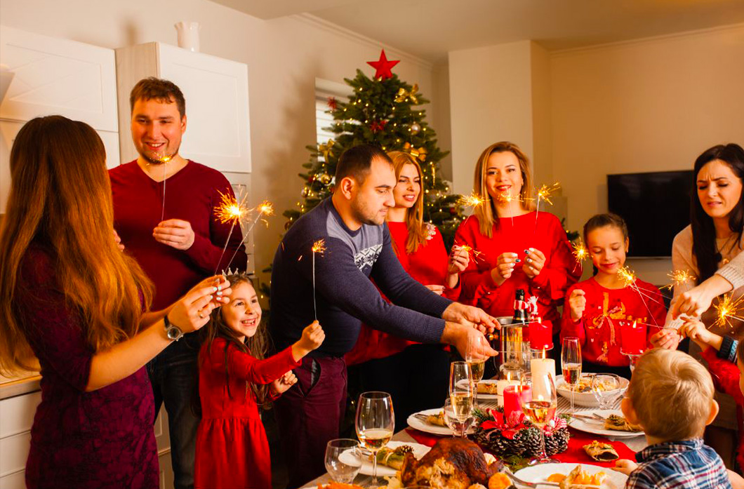 Des gens qui font la fête autour d'une table de noël