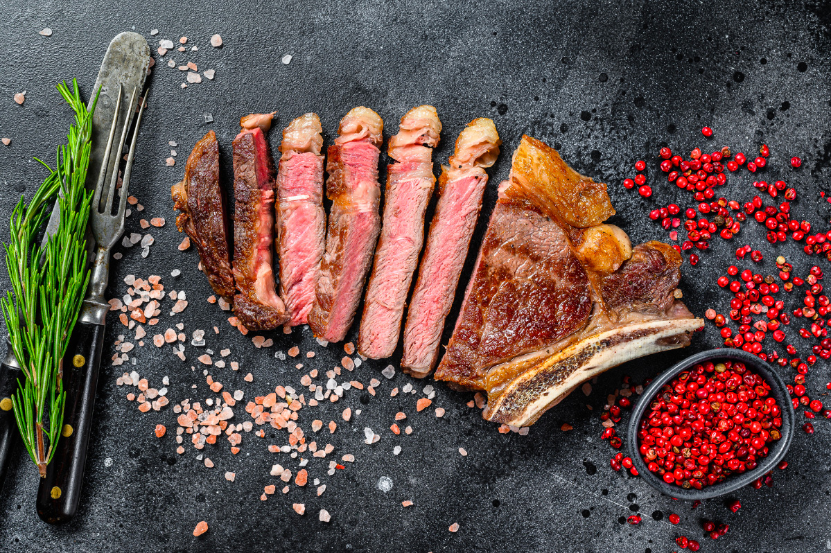 Une côte de boeuf grillée tranchée