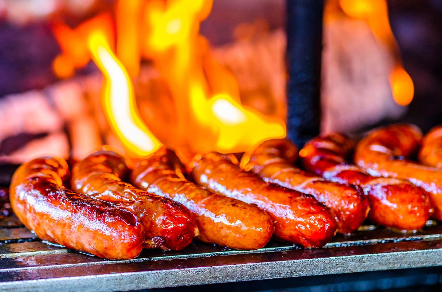 des merguez en train de cuire au barbecue