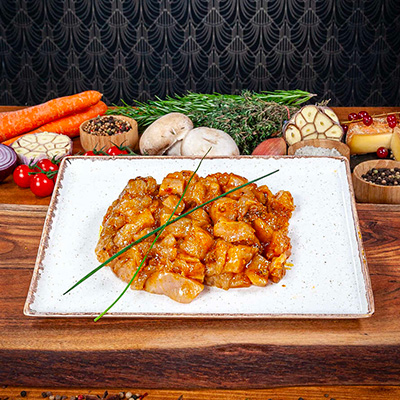 Des morceaux de poulet coupés en cube marinés