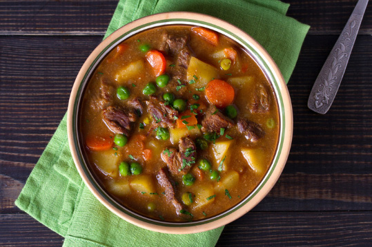 Un assiette contenant un plat de navarin d'agneau aux carottes