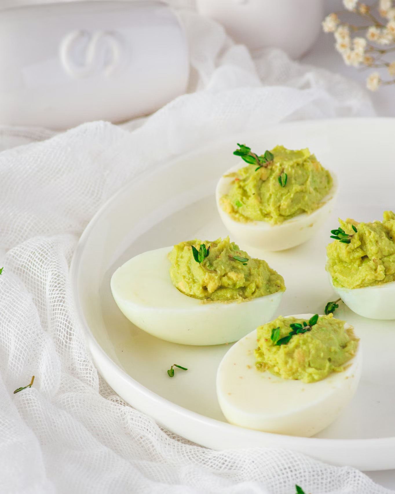 des oeufs farcis dans une assiette