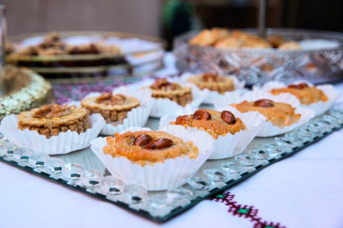 des pâtisseries orientales sur un plateau en verre