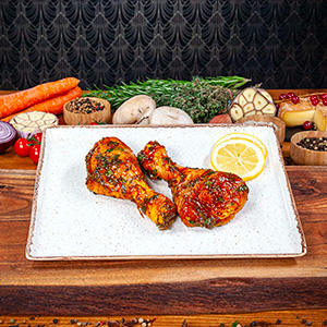 Deux pilons de poulet marinés