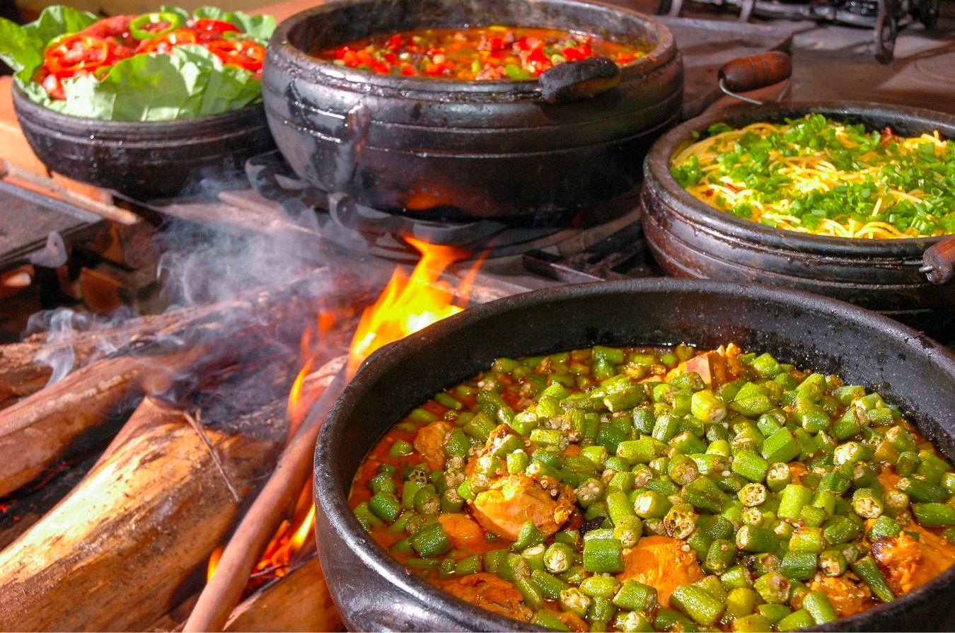 des plats mojotés dans des cocottes sur le feu