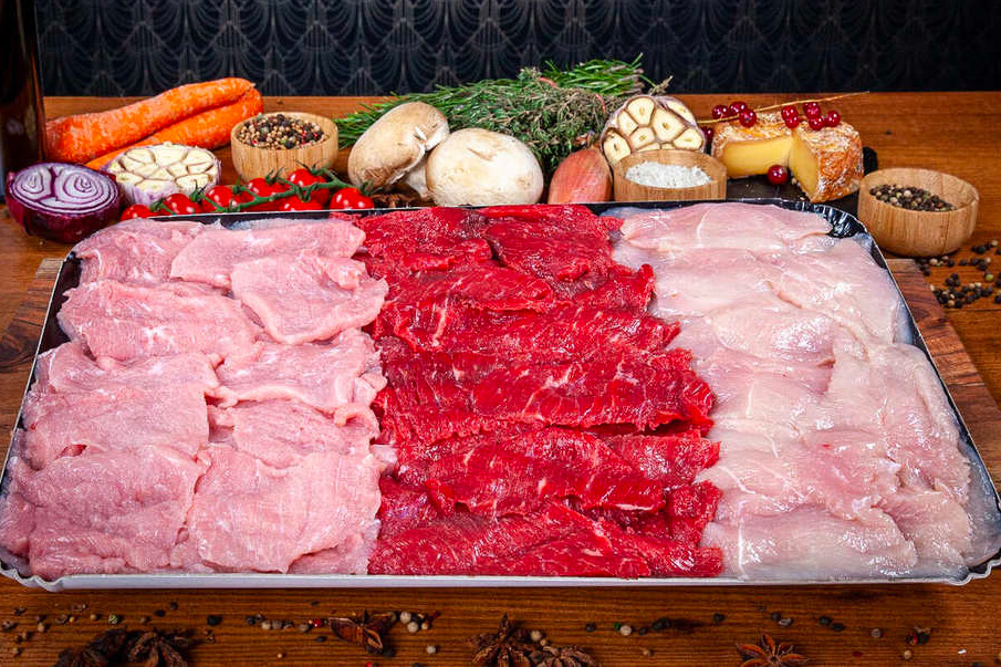 un plateau avec des tranches de viande