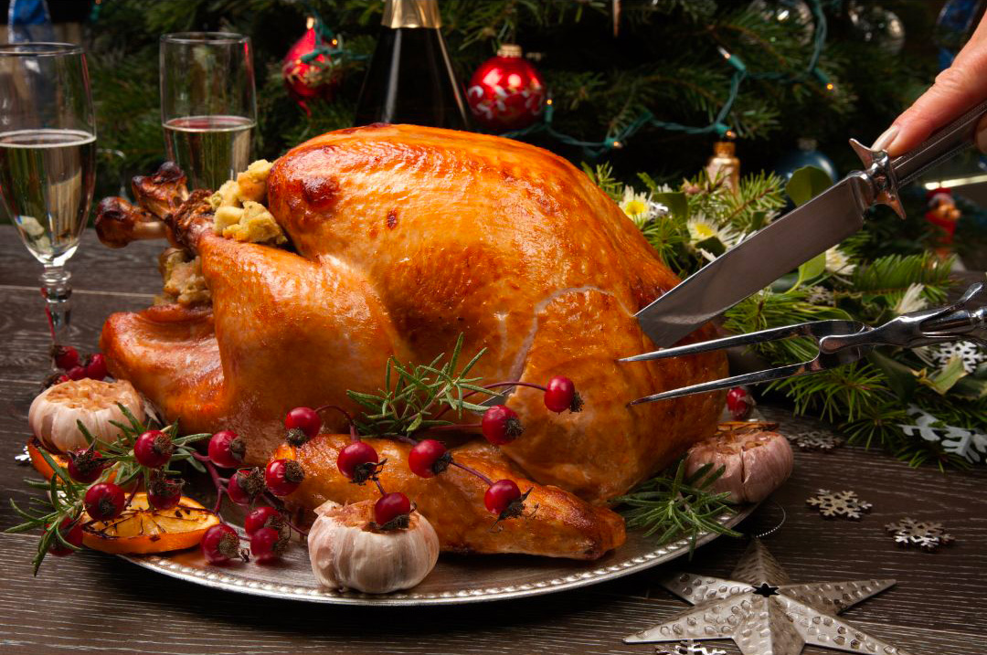 Une poulet rôti servi sur une table de Noël
