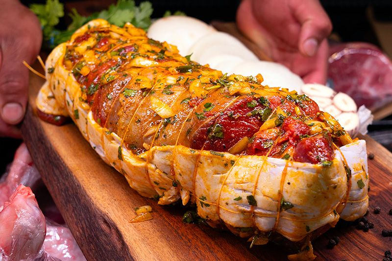 Un rôti d'agneau badigeonné avec une marinade façon orientale