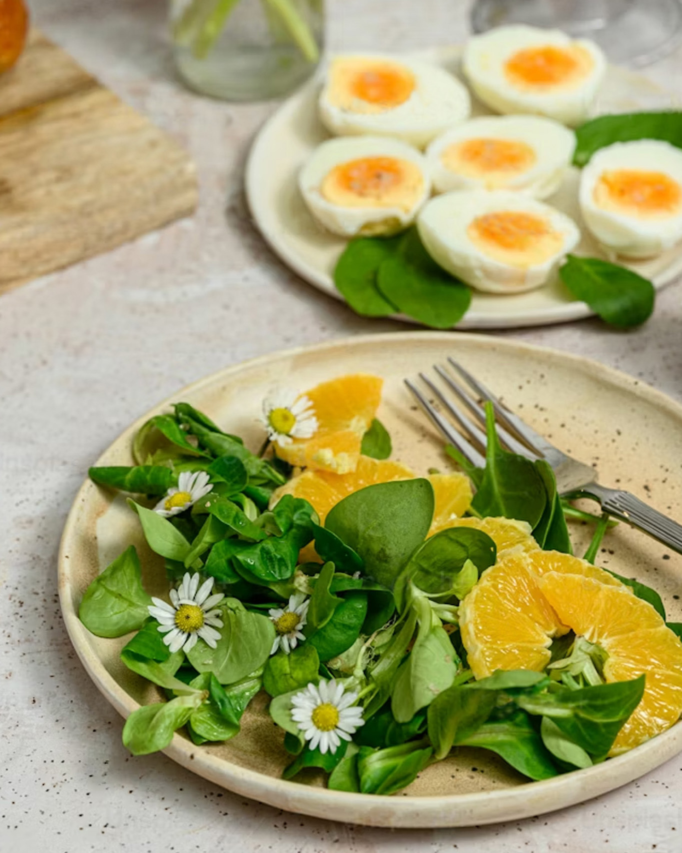 Une salade verte dans une assiette agrémentée de tranches d'agrumes