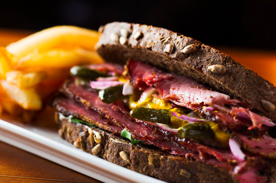 un sandwich au pastrami et cornichons pour un pique-nique