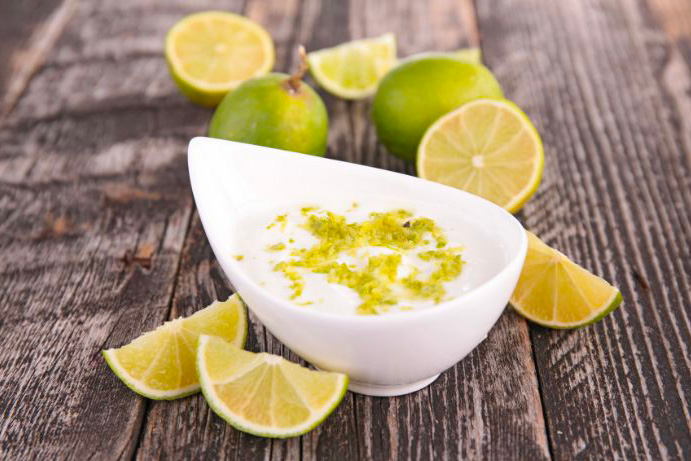 Une sauce au yaourt et citron dans un récipient en verre blanc