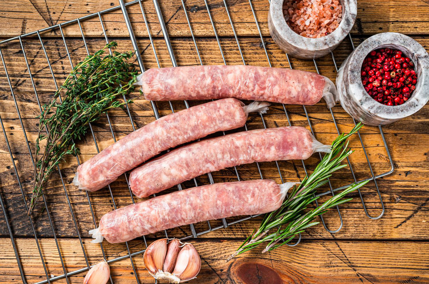 Des saucisses artisanales avec du boyau naturel