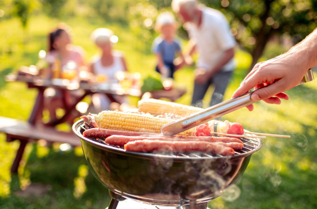 DES saucisses de volaille sur un barbecue