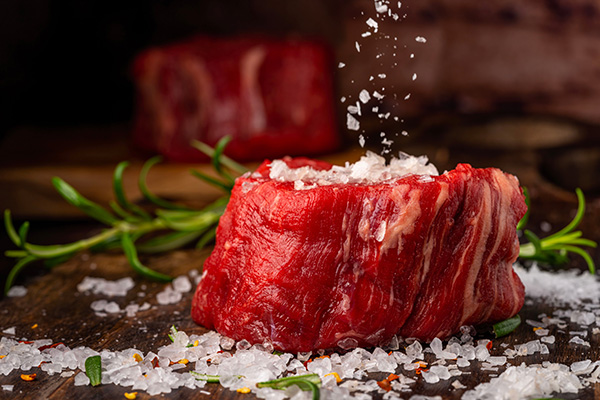 Un filet de boeuf cru parsemé de sel