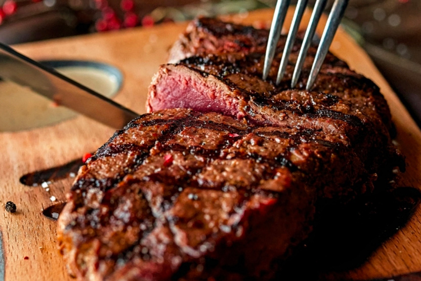 Un steak coupé en deux sur lequel on voit la croûte qui a subit la réaction de maillard