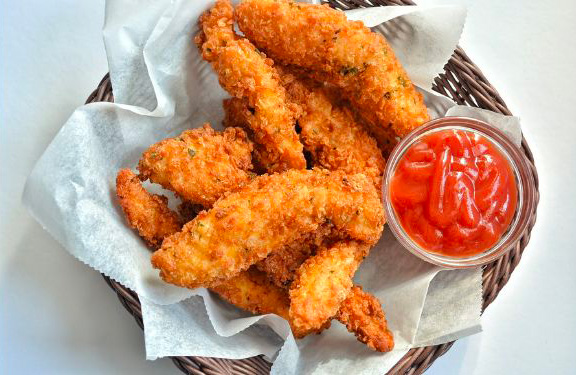 des tenders de poulet croustillants avec de la sauce ketchup