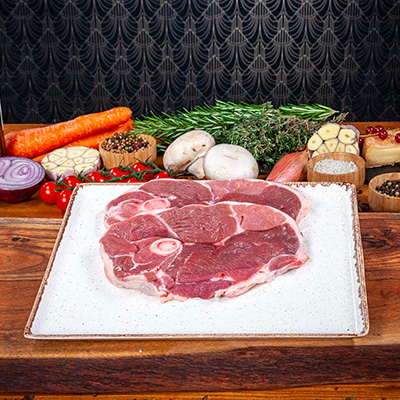 Deux tranches de gigot d'agneau crues