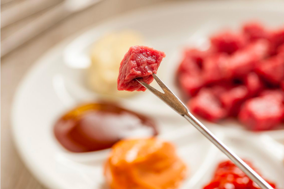 Un pic à fondue avec un morceau de boeuf au bout