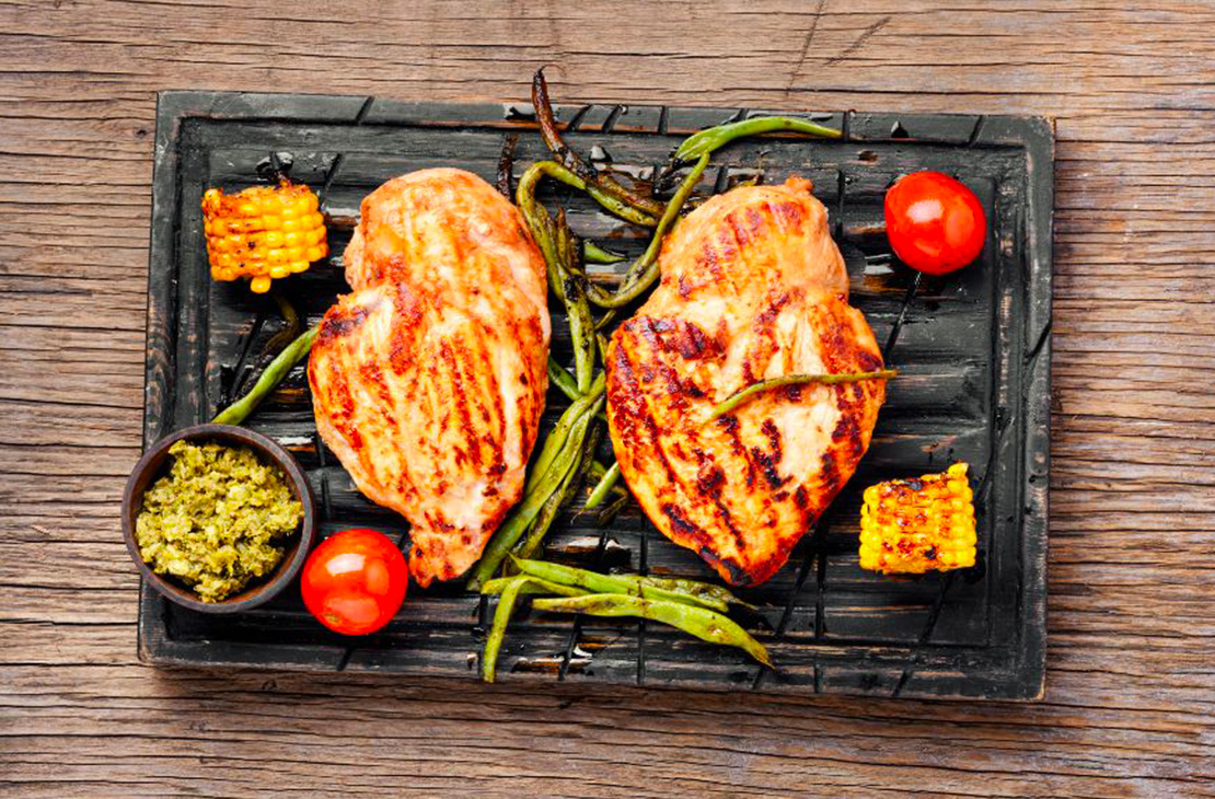 Des filets de poulet cuits au barbecue