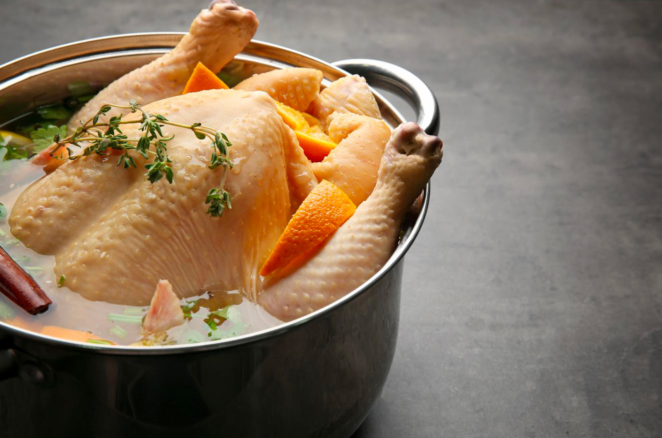 un poulet dans un bol pour fare une saumure