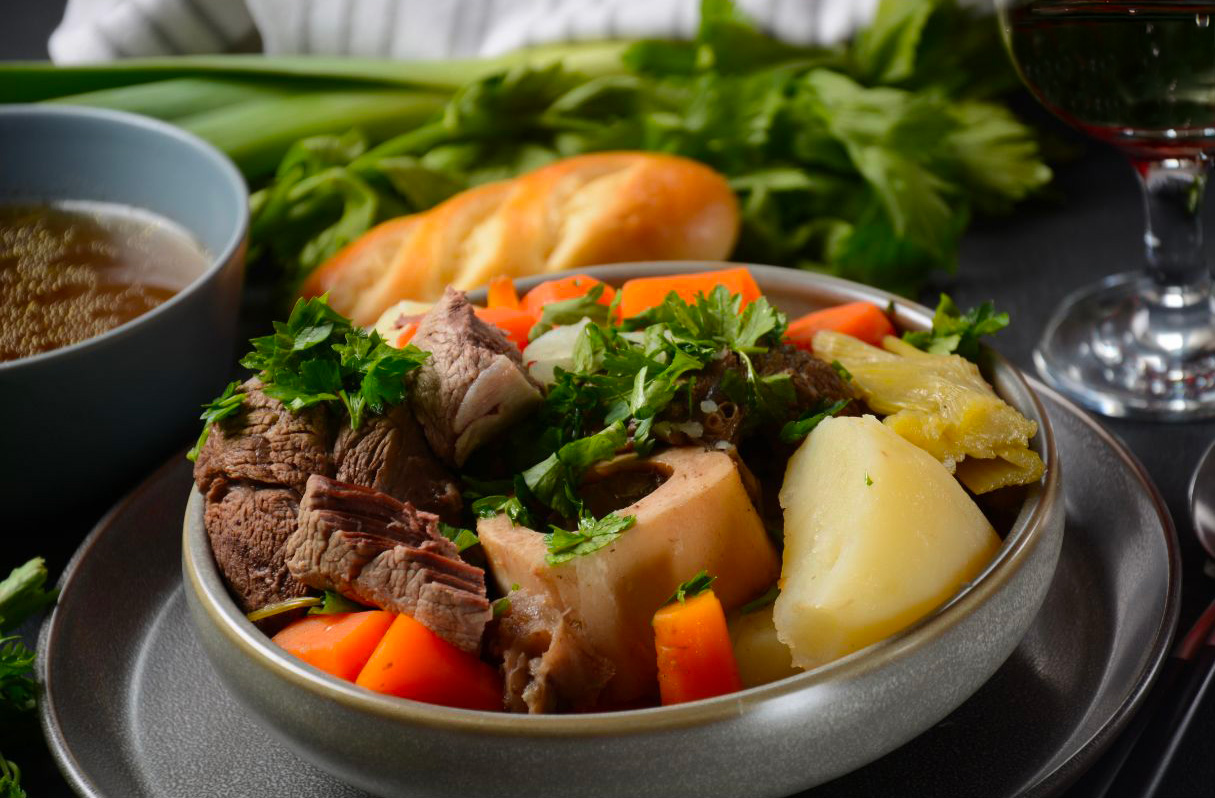 un pot au feu servi dans un bol