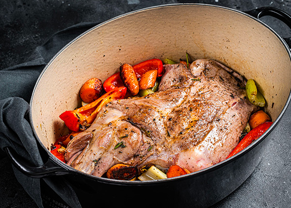 Une épaule d'agneau braisé avec de l'ail et du miel