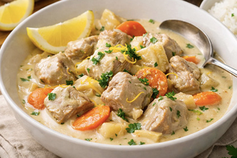 Une assiette remplie de blanquette de veau avec du citron