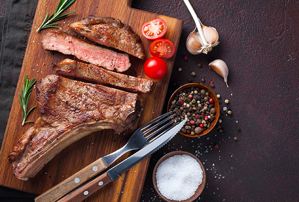 une côte de boeuf grillée et tranchée