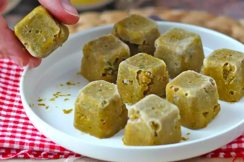 des glaçons de bouillon de viande