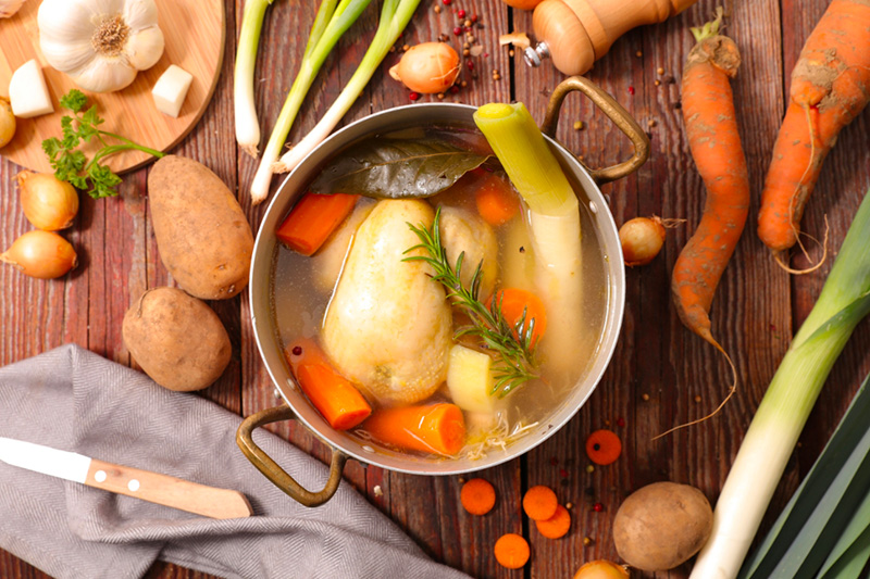 Un bouillon préparé avec des légumes