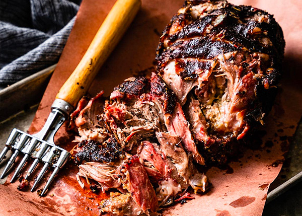 Une épaule d'agneau qui s'effiloche cuite à l'américaine façon brisket